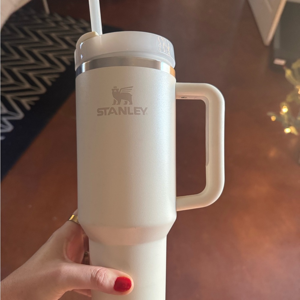STANLEY. 40oz. White.
